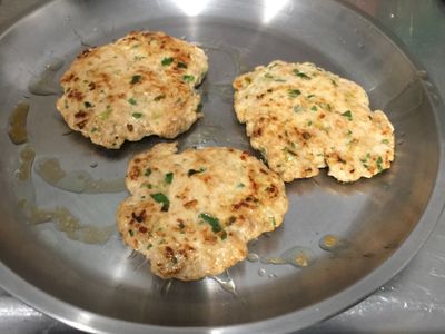 參考食譜 : ~佑佑低GI~雞胸肉肉餅