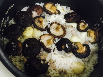 一鍋到底-蒜香香腸香菇燜飯「簡易快速」
