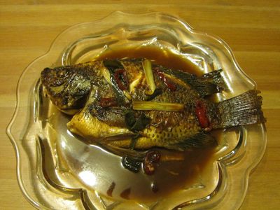 參考食譜 : 懶人妻的超簡單料理～「紅燒吳郭魚」