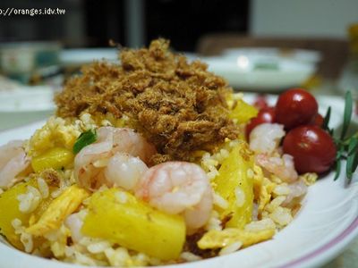 參考食譜 : 鳳梨蝦仁肉鬆炒飯