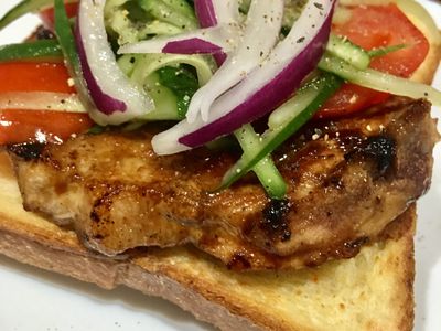 高蛋白「厚片豬排生菜胡蘿蔔吐司」300卡