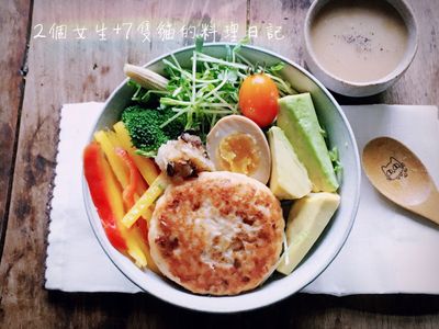 鮭魚漢堡排和風丼佐柚子醋沙拉+豆芽濃湯