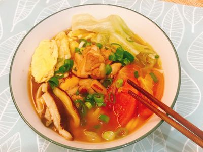 參考食譜 : 給新手超簡單「番茄蔬菜雞湯麵」✨