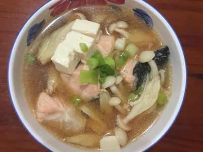 參考食譜 : 味噌鮭魚豆腐湯
