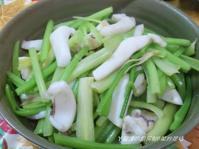 參考食譜 : ㄚ曼達的廚房~康寶鮮味炒手鰹魚口味~芹菜炒花枝