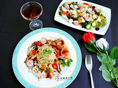 晚餐：煙燻鮭魚油醋義大利麵+紅酒1杯