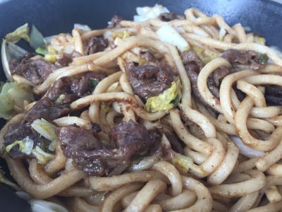 五花肥牛炒烏冬