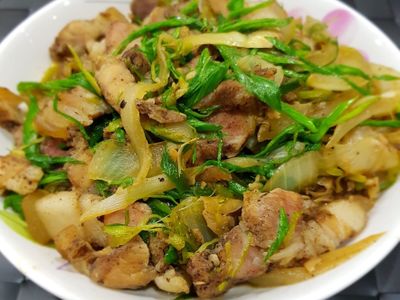 參考食譜 : 客家料理 蒜苗鹹豬肉 簡易美食