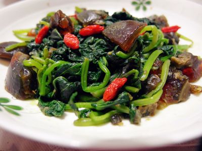 參考食譜 : 「康寶鮮味炒手鰹魚風味」 皮蛋地瓜葉