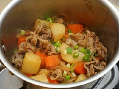 參考食譜 : 馬鈴薯燉煮豬肉片。快速做法