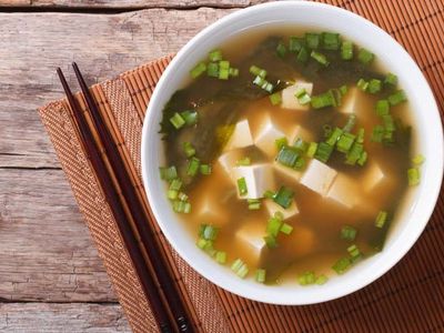 【補鈣湯】營養師教你做！鮭魚豆腐味噌湯