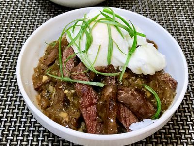 參考食譜 : 牛排蓋飯佐蒜香黑胡椒醬