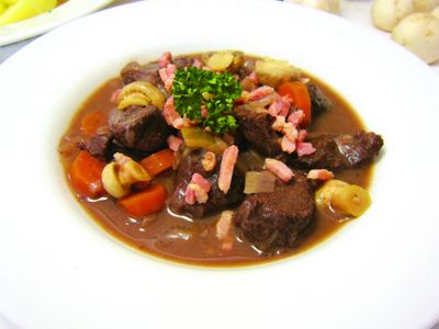 參考食譜 : 勃艮地紅酒燉牛肉 - 出自《一學就會！法國人氣甜鹹點&經典名菜》 