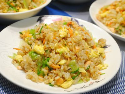 參考食譜 : 蒜香鮭魚炒飯