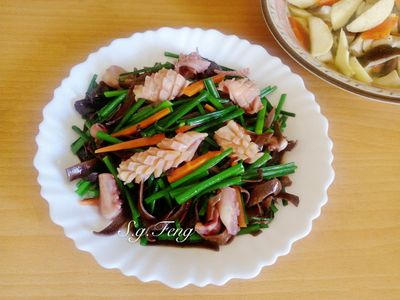 參考食譜 : 韭菜花炒魷魚
