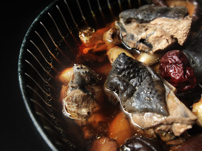 參考食譜 : 豐年農場・濃郁香菇烏骨雞湯