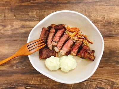 週末的煎牛排佐白花椰菜泥