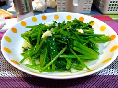 參考食譜 : 蒜香炒菠菜(紅根菜)