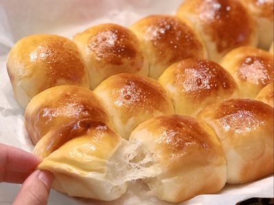 參考食譜 : [新手食譜]奶油牽絲小餐包小吐司麵包