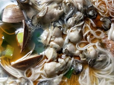 蚵與蛤蠣麵線