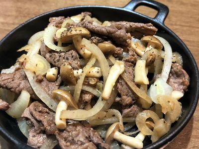 黑胡椒洋蔥菇炒牛