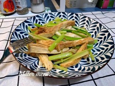 參考食譜 : 蒜香芹菜炒豆包