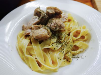 參考食譜 : 白酒奶油燉雞義大利麵佐培根炒蘑菇