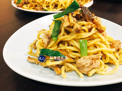 參考食譜 : 【家常菜】沙茶豬肉炒麵(15分鐘上菜)