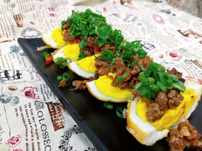 醬爆牛肉鬆佐香炸鵝蛋