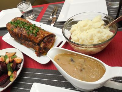 節日晚餐—火腿豬肉捲佐肉汁醬