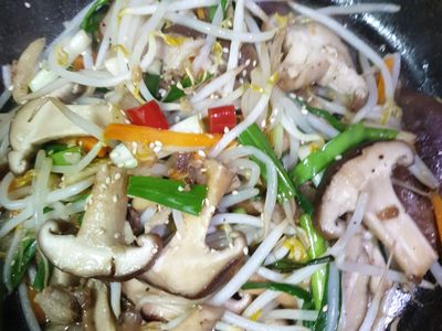 鐵板燒豚五花肉片酒香豆芽菜佐黑椒粒鮮香菇