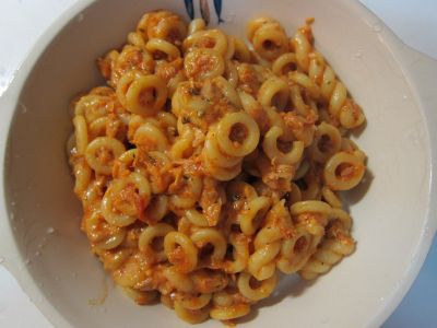 參考食譜 : 鮪魚醬麵(蕃茄起司鮪魚圈圈捲捲麵)