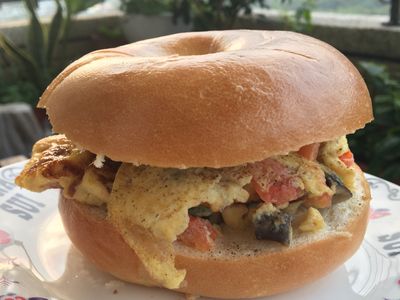 貝果夾番茄歐姆蛋