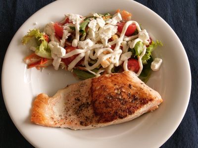 香煎鮭魚佐羊奶起司沙拉