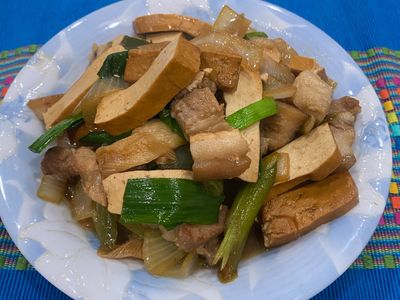 參考食譜 : 蒜苗炒三層肉