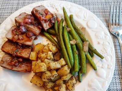 香煎豬里肌佐酸甜草莓醬vs烤迷迭香馬鈴薯