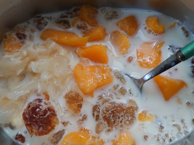 愛文桃膠銀耳鮮奶羹