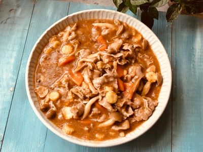 沙茶醬燴鴻喜菇梅花豬肉片/  牛頭牌