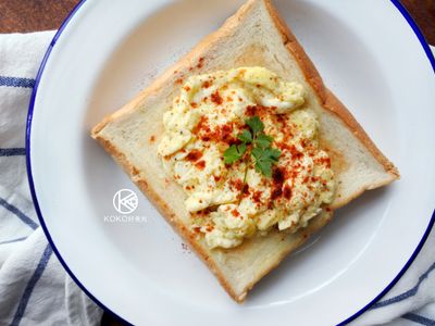 煙燻紅椒奶油炒蛋吐司