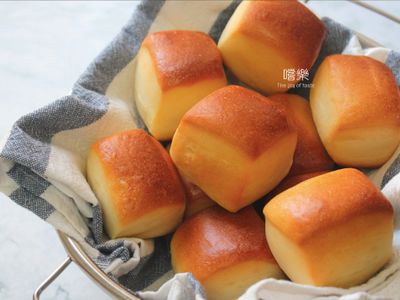 一口煉乳石疊麵包