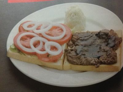 #薄片牛排三明治附高麗菜沙拉