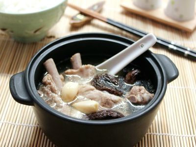 參考食譜 : 冬天裡的一鍋好湯~蒜頭香菇排骨湯(好菜網)