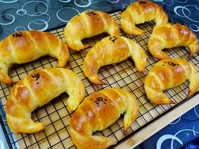 參考食譜 : 牛角麵包。免基本發酵，省時懶人麵包