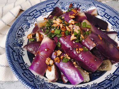 參考食譜 : 【 家常菜 】鮮豔紫色涼拌茄子