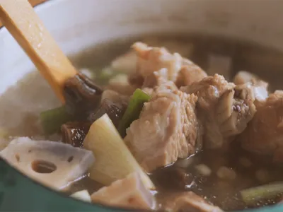 【老菜脯蓮藕排骨薏仁湯】清熱潤肺第一首選