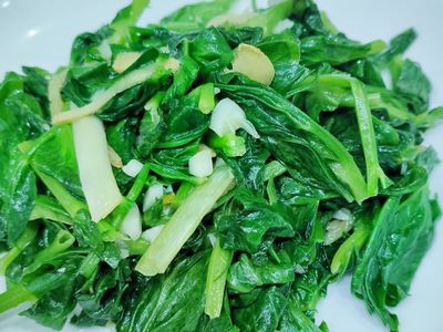 參考食譜 : 清蒜豆苗 (在家裡炒，不貴！)