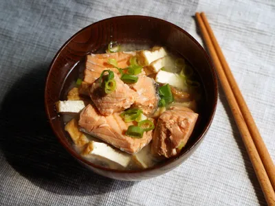 參考食譜 : 【超暖心】鮭魚味噌湯 零廚藝也能煮出好湯
