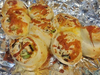 蒜苗烏魚子麵包捲