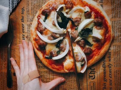 參考食譜 : 「你別說還挺好吃」梅乾菜黑胡椒烤腸披薩