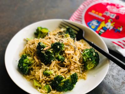 杏仁小魚花椰菜青醬炒泡麵/統一麵肉燥風味